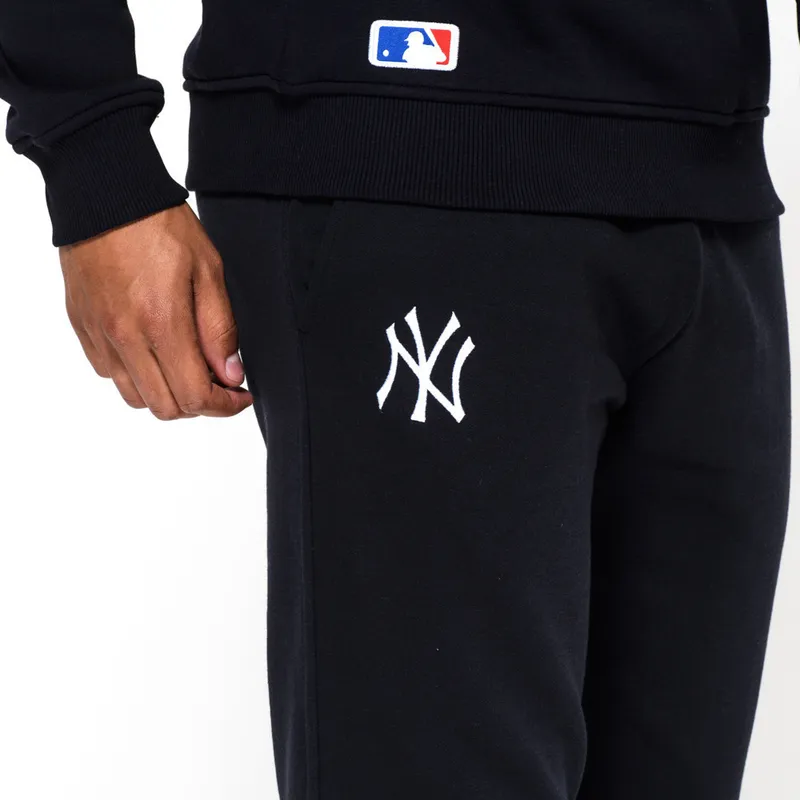 pantaloni-pantalone-lungo-blu-marino-track-pant-dei-new-york-yankees-mlb-di-new-era pantaloni-pantalone-lungo-blu-marino-track-pant-dei-new-york-yankees-mlb-di-new-era