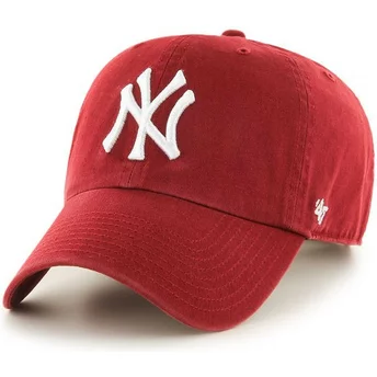 Cappellino visiera curva rosso oscuro di New York Yankees MLB Clean Up di 47 Brand