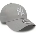 cappellino-visiera-curva-grigio-regolabile-9forty-essential-di-new-york-yankees-mlb-di-new-era