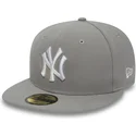 cappelli-piatta-grigio-regolato-59fifty-essential-dei-new-york-yankees-mlb-di-new-era