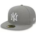 cappellino-visiera-piatta-grigio-aderente-con-logo-bianco-59fifty-essential-di-new-york-yankees-mlb-di-new-era
