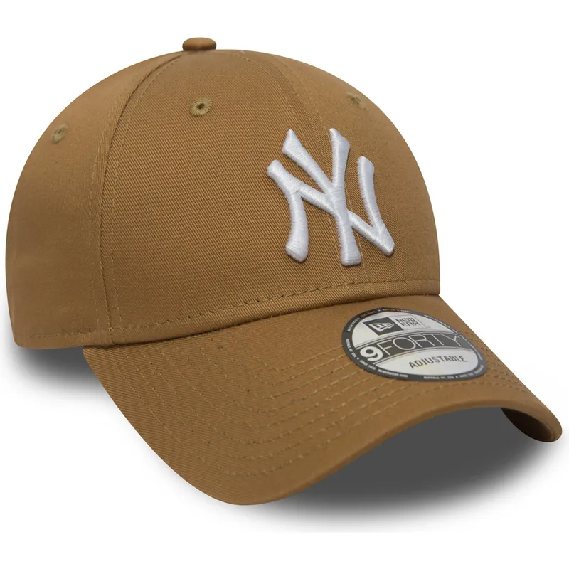 cappelli-curva-marrone-cinghia-regolabile-claro-9forty-essential-dei-new-york-yankees-mlb-di-new-era