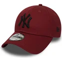 cappelli-curva-rosso-cinghia-regolabile-negro-9forty-essential-dei-new-york-yankees-mlb-di-new-era