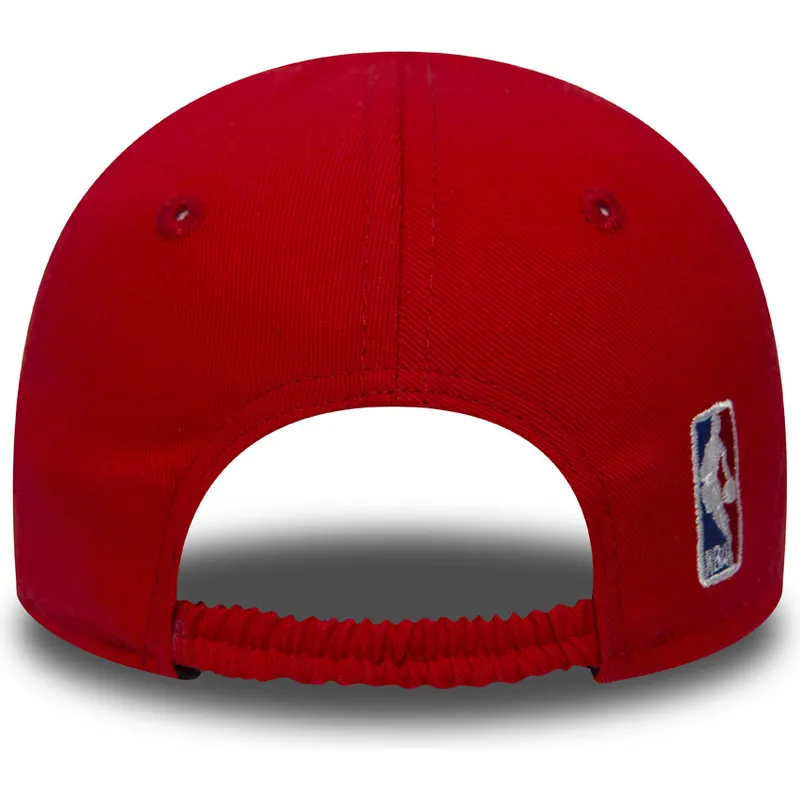 cappelli-curva-rosso-cinghia-regolabile-per-bambino-9forty-essential-dei-chicago-bulls-nba-di-new-era