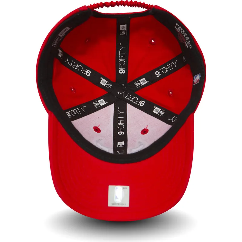 cappelli-curva-rosso-cinghia-regolabile-per-bambino-9forty-essential-dei-chicago-bulls-nba-di-new-era