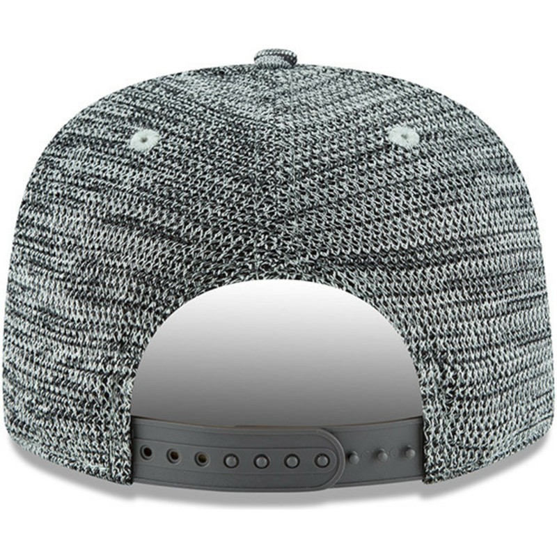 cappellino-visiera-piatta-grigio-snapback-con-logo-nero-9fifty-engineered-fit-di-boston-red-sox-mlb-di-new-era