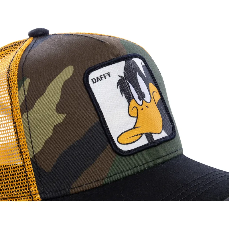cappellino-trucker-camouflage-giallo-e-nero-daffy-duck-daf4-looney-tunes-di-capslab