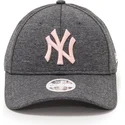 cappellino-curvo-grigio-regolabile-con-logo-rosa-9forty-tech-jersey-dei-new-york-yankees-mlb-di-new-era