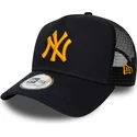 cappellino-trucker-blu-navy-con-logo-arancione-league-essential-a-frame-dei-new-york-yankees-mlb-di-new-era