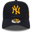 cappellino-trucker-blu-navy-con-logo-arancione-league-essential-a-frame-dei-new-york-yankees-mlb-di-new-era