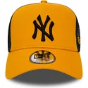 cappellino-trucker-arancione-con-logo-nero-league-essential-a-frame-dei-new-york-yankees-mlb-di-new-era