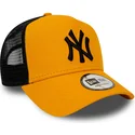 cappellino-trucker-arancione-con-logo-nero-league-essential-a-frame-dei-new-york-yankees-mlb-di-new-era