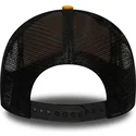 cappellino-trucker-arancione-con-logo-nero-league-essential-a-frame-dei-new-york-yankees-mlb-di-new-era