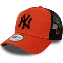cappellino-trucker-rosso-con-logo-nero-league-essential-a-frame-dei-new-york-yankees-mlb-di-new-era