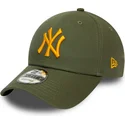 cappellino-verde-con-visiera-curva-regolabile-con-logo-arancione-9forty-league-essential-dei-new-york-yankees-mlb-di-new-era