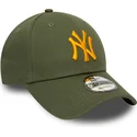 cappellino-verde-con-visiera-curva-regolabile-con-logo-arancione-9forty-league-essential-dei-new-york-yankees-mlb-di-new-era