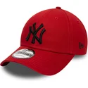 cappelli-curva-rosso-cinghia-regolabile-negro-9forty-league-essential-dei-new-york-yankees-mlb-di-new-era