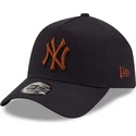 cappellino-snapback-blu-navy-con-visiera-curva-e-logo-marrone-9forty-e-frame-dei-new-york-yankees-mlb-di-new-era