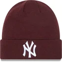 cappelli-rosso-granate-cuff-beanie-league-essential-dei-new-york-yankees-mlb-di-new-era