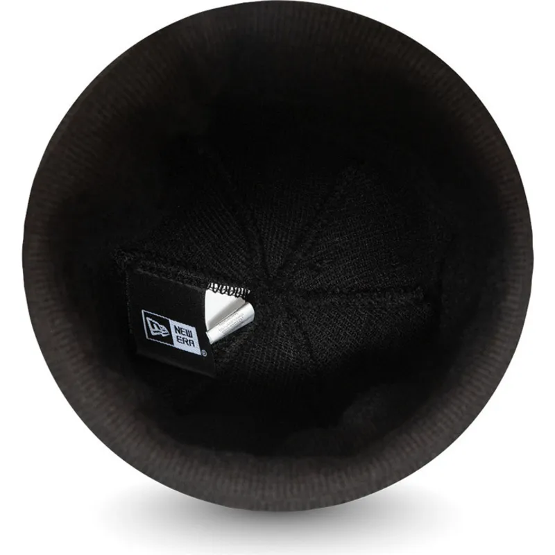 berretto-nero-essential-cuff-di-new-era