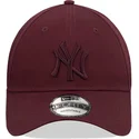 cappelli-curva-rosso-snapback-granate-granate-9forty-league-essential-dei-new-york-yankees-mlb-di-new-era