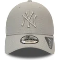 cappellino-curvo-grigio-regolabile-con-logo-grigio-9forty-diamond-era-dei-new-york-yankees-mlb-di-new-era