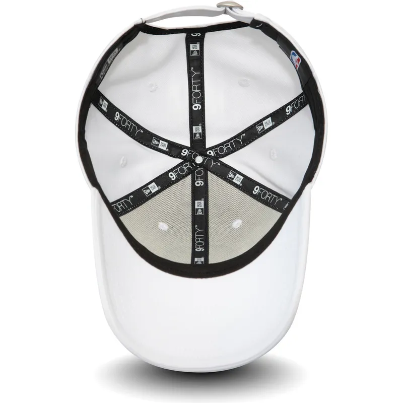 cappelli-curva-bianco-cinghia-regolabile-9forty-shadow-tech-dei-boston-celtics-nba-di-new-era cappelli-curva-bianco-cinghia-regolabile-9forty-shadow-tech-dei-boston-celtics-nba-di-new-era