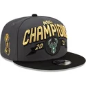 cappello-piatto-grigio-e-nero-snapback-9fifty-champions-dei-milwaukee-bucks-nba-di-new-era