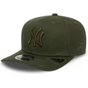 cappellino-verde-snapback-con-visiera-curva-e-logo-verde-9fifty-stretch-snap-league-essential-dei-new-york-yankees-mlb-di-new-er