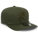 cappellino-verde-snapback-con-visiera-curva-e-logo-verde-9fifty-stretch-snap-league-essential-dei-new-york-yankees-mlb-di-new-er