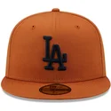 cappello-piatto-marrone-aderente-con-logo-blu-navy-59fifty-league-essential-dei-los-angeles-dodgers-mlb-di-new-era