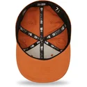 cappello-piatto-marrone-aderente-con-logo-blu-navy-59fifty-league-essential-dei-los-angeles-dodgers-mlb-di-new-era