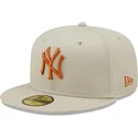 cappello-piatto-grigio-regolabile-con-logo-marrone-59fifty-league-essential-dei-new-york-yankees-mlb-di-new-era