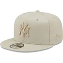 cappellino-grigio-snapback-piatto-con-logo-grigio-9fifty-league-essential-dei-new-york-yankees-mlb-di-new-era
