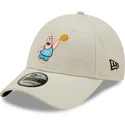 cappellino-curvo-beige-regolabile-9forty-sporty-di-patrick-stella-spongebob-di-new-era