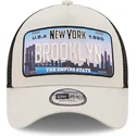 cappellino-trucker-beige-e-nero-new-york-brooklyn-a-frame-license-plate-di-new-era