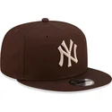 cappelli-piatta-marrone-snapback-9fifty-league-essential-dei-new-york-yankees-mlb-di-new-era