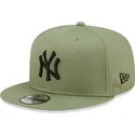 cappelli-piatta-verde-snapback-negro-9fifty-league-essential-dei-new-york-yankees-mlb-di-new-era
