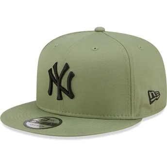 cappello-snapback-verde-con-visiera-piatta-e-logo-nero-9fifty-league-essential-dei-new-york-yankees-mlb-di-new-era