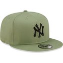 new-era-flat-brim-black-logo-9fifty-league-essential-new-york-yankees-mlb-green-snapback-cap