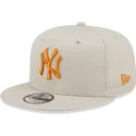 cappello-snapback-beige-a-visiera-piatta-con-logo-arancione-9fifty-league-essential-dei-new-york-yankees-mlb-di-new-era