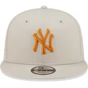 cappello-snapback-beige-a-visiera-piatta-con-logo-arancione-9fifty-league-essential-dei-new-york-yankees-mlb-di-new-era