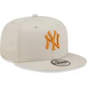 cappello-snapback-beige-a-visiera-piatta-con-logo-arancione-9fifty-league-essential-dei-new-york-yankees-mlb-di-new-era
