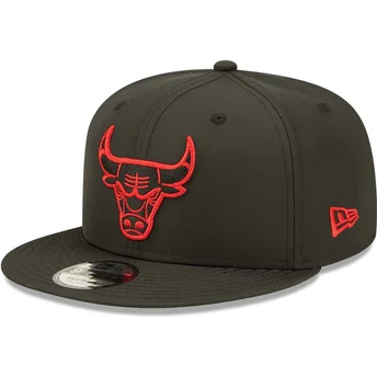cappello-snapback-nero-con-visiera-piatta-e-logo-rosso-9fifty-neon-pack-dei-chicago-bulls-nba-di-new-era