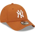 cappelli-curva-marrone-cinghia-regolabile-9forty-league-essential-dei-new-york-yankees-mlb-di-new-era