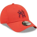 cappellino-curvo-rosso-regolabile-con-logo-blu-navy-9forty-seasonal-infill-dei-new-york-yankees-mlb-di-new-era