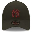 cappello-snapback-nero-con-visiera-curva-e-logo-rosso-9forty-neon-pack-repreve-new-york-yankees-mlb-di-new-era