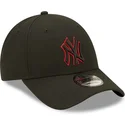 cappello-snapback-nero-con-visiera-curva-e-logo-rosso-9forty-neon-pack-repreve-new-york-yankees-mlb-di-new-era