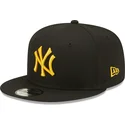 cappellino-piatto-nero-snapback-con-logo-giallo-9fifty-league-essential-dei-new-york-yankees-mlb-di-new-era