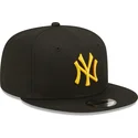 cappellino-piatto-nero-snapback-con-logo-giallo-9fifty-league-essential-dei-new-york-yankees-mlb-di-new-era